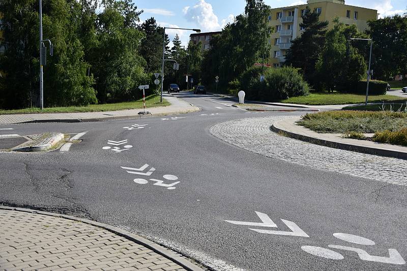 Piktogramy zdobí kruhový objezd mezi ulicemi Míčova a Velkomeziříčská, před benzinovou pumpou. Postupně se ale objeví i na dalších silnicích ve městě