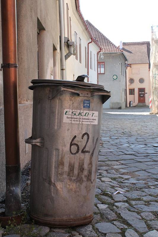 Popelnice v ulicích Zámostí v Třebíči. Duben 2019. Od května do září tam nebudou smět být. Jen při svozu odpadu.