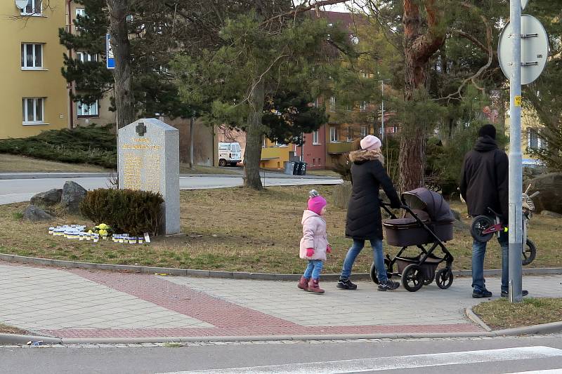 Modrožluté svíčky u památníku obětí komunistické totality na Václavském náměstí.