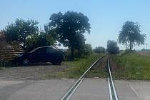 Ke srážce vlaku a osobního auta došlo v pondělí 21. srpna dopoledne. Foto: poskytla PČR