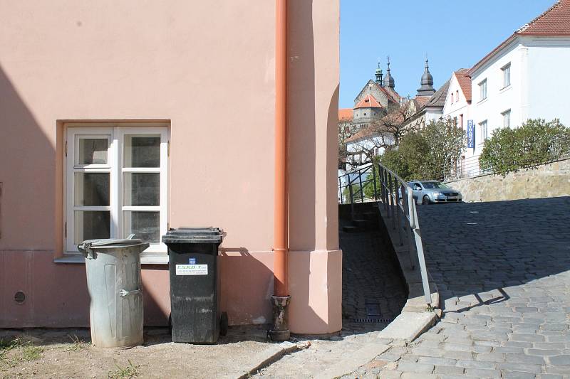 Popelnice v ulicích Zámostí v Třebíči. Duben 2019. Od května do září tam nebudou smět být. Jen při svozu odpadu.