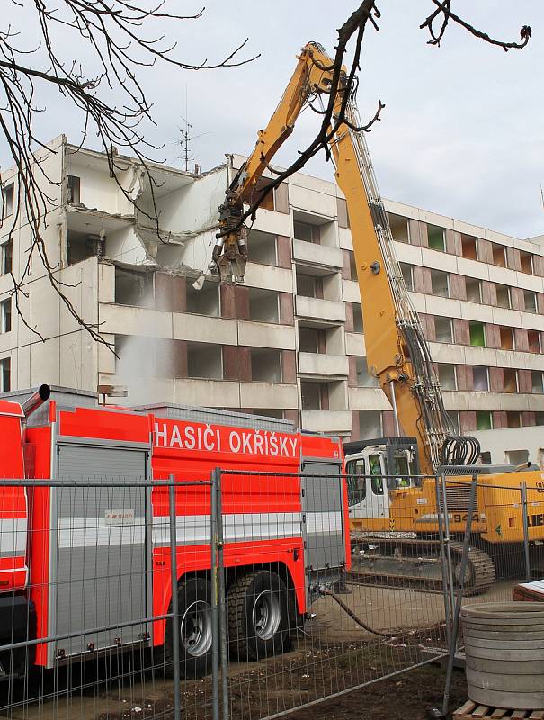 Stavbu z poloviny osmdesátých let začal doslova rozstříhávat speciální stroj.