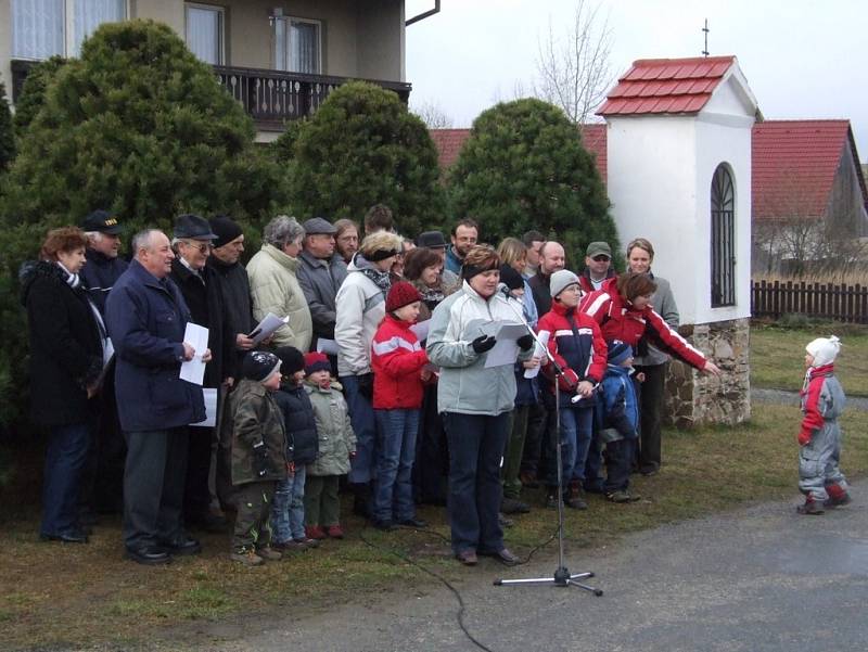 V Markvarticích na Třebíčsku se lidé na Štědrý den odpoledne sešli a zazpívali si společně koledy.