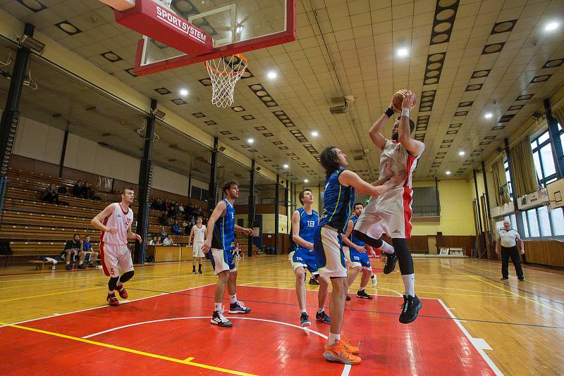 Basketbalové utkání mezi TJ Třebíč a BBK Blansko.