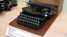 Přenosný psací stroj Adler vyrobený v roce 1916.