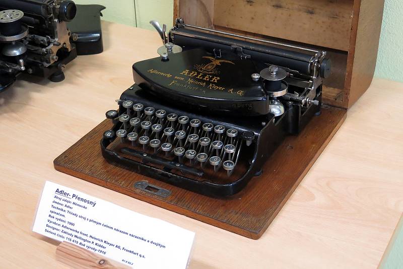 Přenosný psací stroj Adler vyrobený v roce 1916.