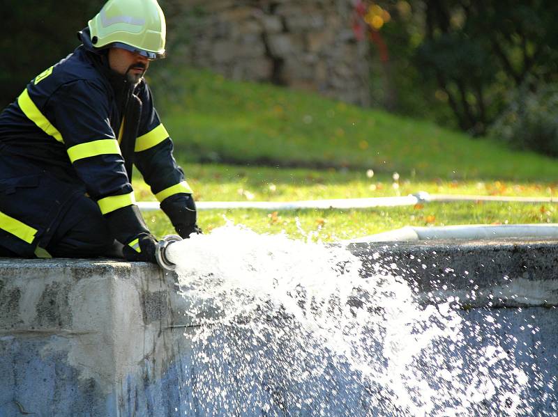 Námětem cvičení hasičů z náměšťského okrsku byla dálková doprava vody k zámku.