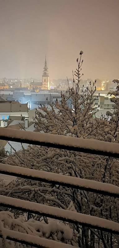 Paní Zima se hlásí o slovo. První sníh zasypal Třebíč