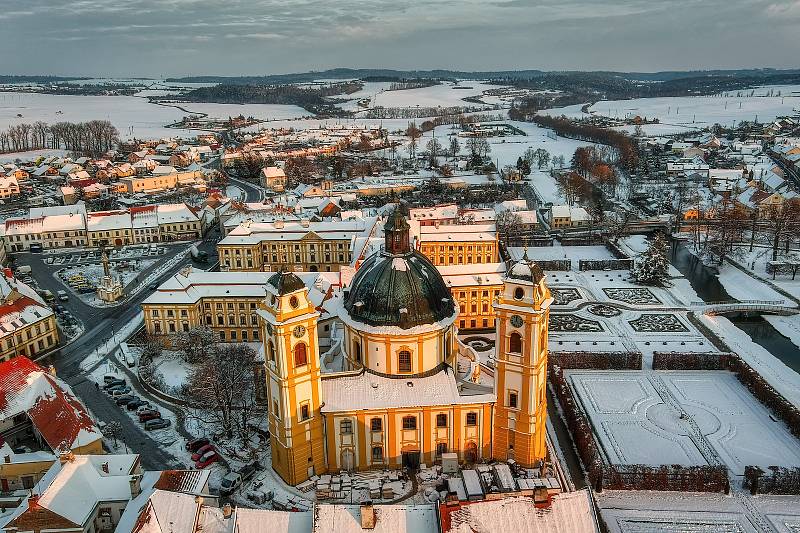 Sněhová nadílka zasypala zámek v Jaroměřicích nad Rokytnou