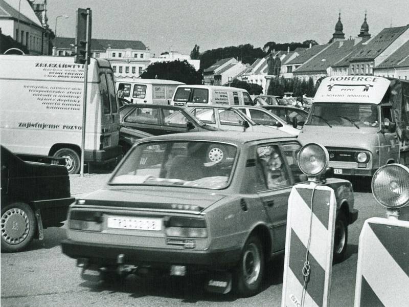 Devadesátá léta byla také ve znamení narůstající osobní dopravy. Základní typ automobilu Škoda Favorit LX s katalyzátorem stál v roce 1993 190 tisíc korun, vůz Škoda Forman GLX Silver Line stál téměř 300 tisíc.