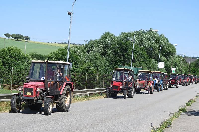 Traktoriáda v Přibyslavicích. K vidění byly pouze traktory značky Zetor.