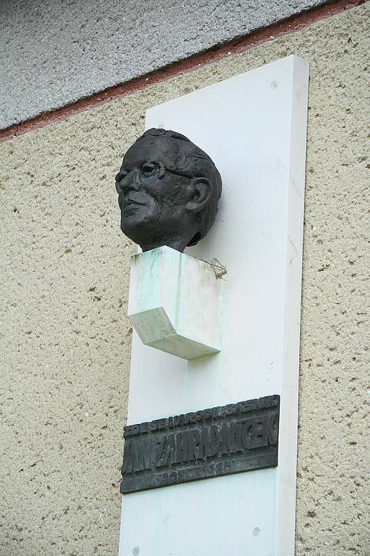 Busta Jana Zahradníčka v Mastníku