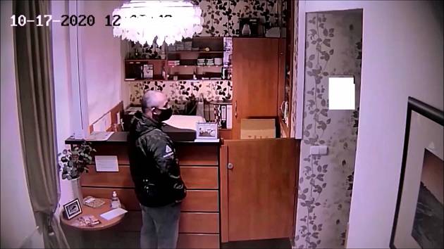 VIDEO: Žena přišla o peněženku a padesát tisíc korun. Policisté prosí o pomoc