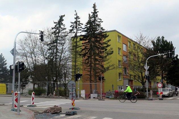 Nové semafory v Třebíči dlouho nevydržely, při nehodě je srazilo auto