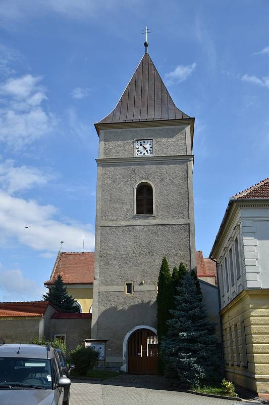 Zvonice u kostela Všech svatých v Mohelně