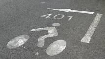 Piktogramy na třebíčských ulicích značící cyklokoridory