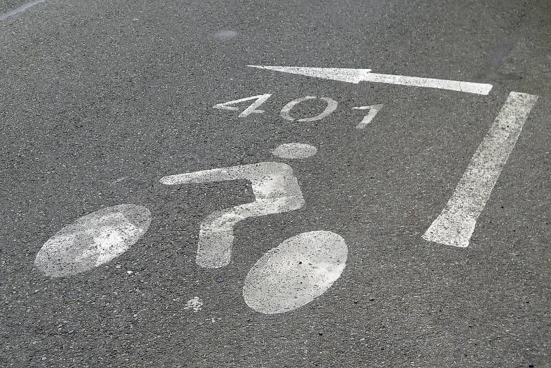Piktogramy na třebíčských ulicích značící cyklokoridory
