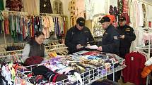 Celkem 15 policistů a inspektorů zkontrolovalo v úterý kvalitu prodeje asijských obchodníků v Jemnici.