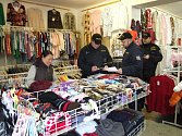 Celkem 15 policistů a inspektorů zkontrolovalo v úterý kvalitu prodeje asijských obchodníků v Jemnici.
