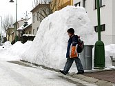 Města nejen na Vysočině jsou v těchto dnech pod sněhem. Obří bariéra v ulici Dr. Suzy v Třebíči.
