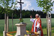 Kantorův kříž v Domamili požehnal farář Alois Pernička.