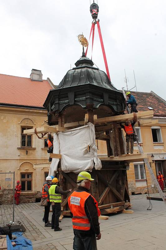 Snímání horní stříšky, takzvané lucerny, která je součástí střechy chrámu sv. Markéty v Jaroměřicích nad Rokytnou.