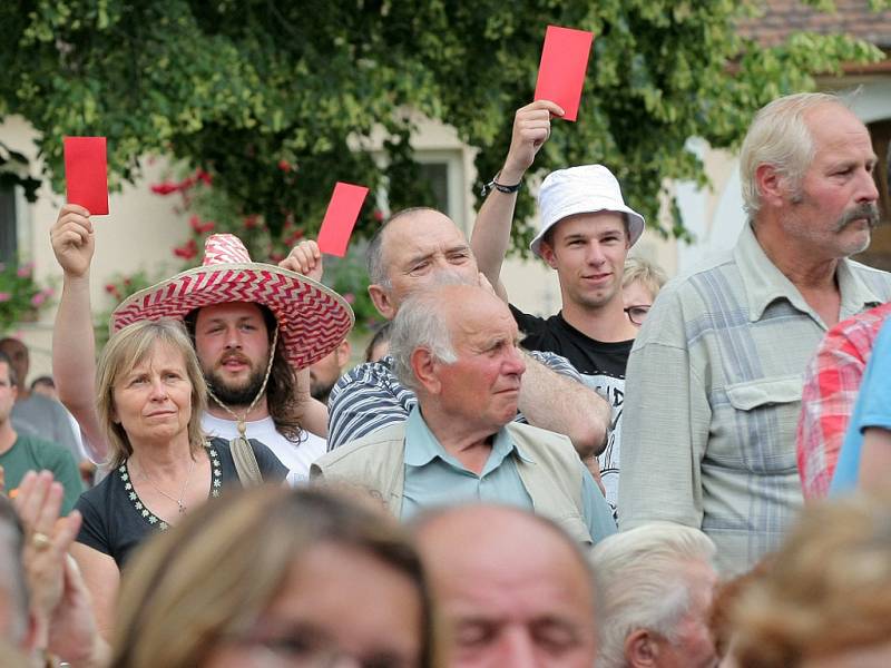 Za prezidentem přišli i odpůrci s červenými kartami.