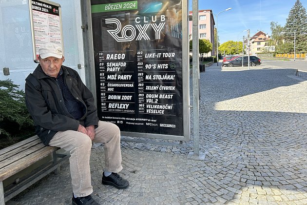 Reklama na zastávce v Třebíči předmětem sporu. Naštvaný cestující zvažuje petici