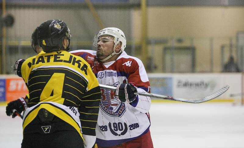 Moravské Budějovice (v černém) oplatily v derby domácí porážku vedoucímu Brodu (na snímku) z předešlého vzájemného zápasu. Žihadla skolila lídra v přesilových hrách.