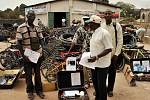 Do africké Gambie odvážejí i darované bicykly z Třebíče.