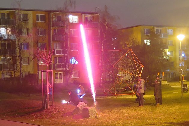 Silvestr v Třebíči. Před půlnocí lidé odpalují ohňostroje hlavně kvůli dětem