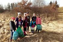 Šestice dívek se rozhodla pomoci přírodě a svému bezprostřednímu okolí sběrem odpadků. Svůj projekt žákyně školy nazvaly Chráníme svět.