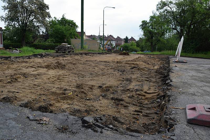 Na opravě Řípovské a Seifertovy ulice dělníci pracují od počátku léta.