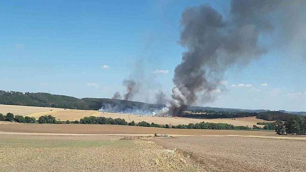 Desítky hektarů pole  hořely u Třebíče kvůli jiskrám v kombajnu. Pomáha andula