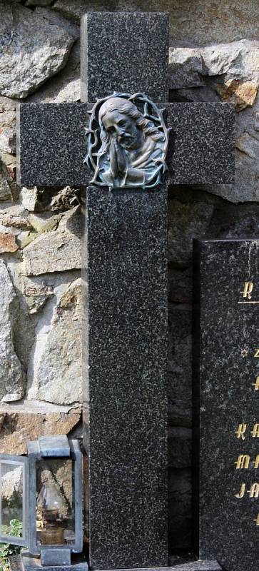 Po řádění pachatele či pachatelů zůstaly na hřbitově v Sokolí rozbité prosklené skříňky na pietní předměty, pomníkové lampy a odlomený kříž na jednom z pomníků.