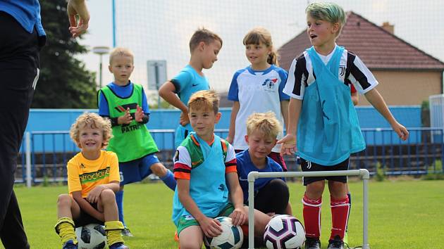 Sedmnáctiletý útočník rezervního mužstva Fotbalové školy Třebíč Martin Hynek se v klubu věnuje rovněž trénování nejmladších mládežnických kategorií.