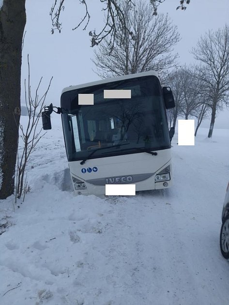 FOTO: Na Žďársku uvízl autobus s třiceti lidmi, na Třebíčsku kamion