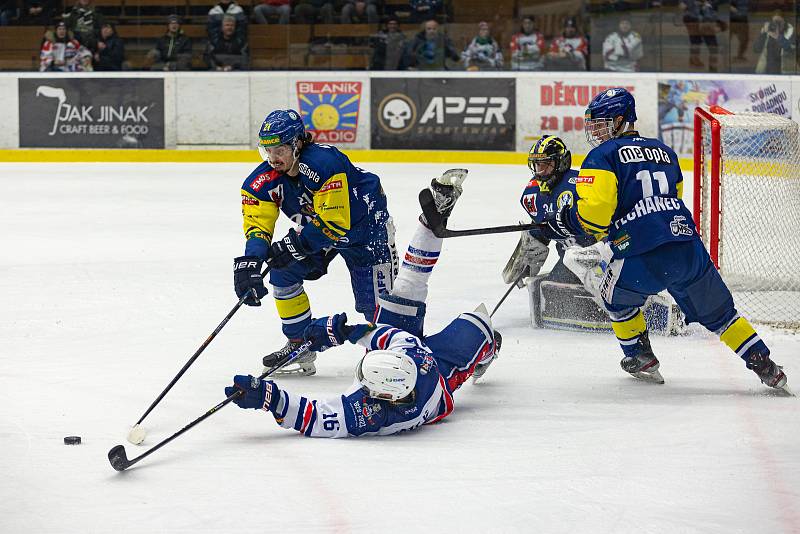 Hokejové utkání čtvrtfinále play-off Chance ligy mezi SK Horácká Slavia Třebíč (v bílých dresech) a HC Zubr Přerov.