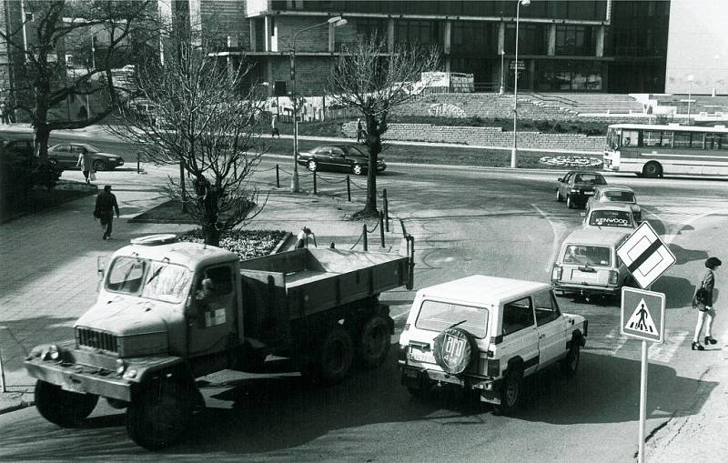 Na Bráfově třídě byla slavnostně zprovozněna světelná křižovatka. Fotografie ukazují situaci před zbudováním semaforů.