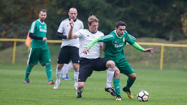 Sobotní šlágr 21. kola východní skupiny vyzněl jasně pro fotbalisty Dukovan (v bílých dresech). Ti doma poměrně hladce zdolali Rapotice (v zeleném)