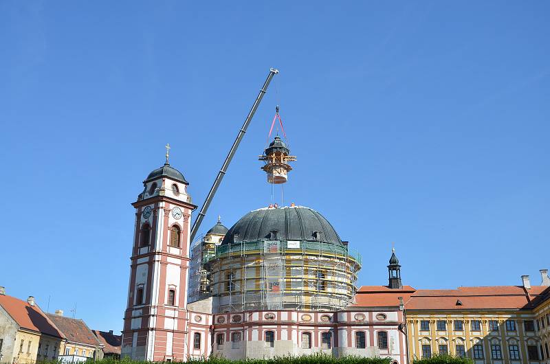 Usazování věžičky na vrchol kopule chrámu sv. Markéty.