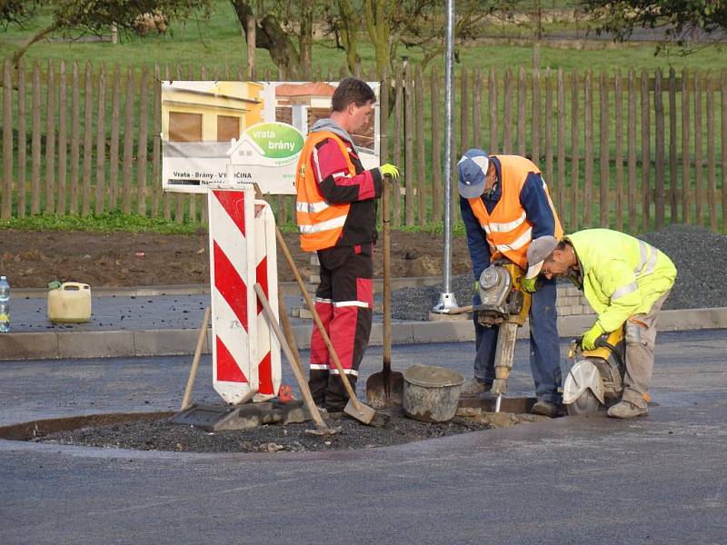 Nepřehledné křížení čtyř silnic se v pondělí definitivně změnilo na kruhový objezd.