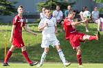 Po odehrané polovině podzimní části letošního ročníku krajského přeboru Vysočiny jsou na čele tabulky fotbalisté Okříšek (v bílém). Na trojlístek nejbližších pronásledovatelů mají shodně tříbodový náskok.