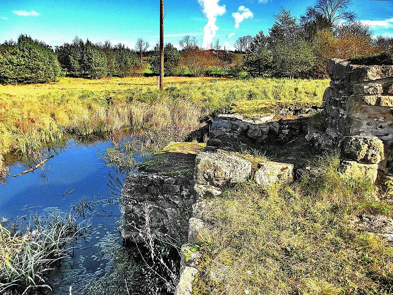 Pozůstatky zaniklé osady a tvrze Mstěnice. V pozadí vodní páry z chladících věží JE Dukovany, foto Ludvík Havlát