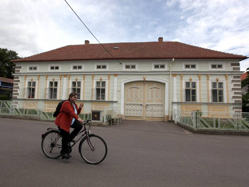 Domamil patří k malebným vesnicím. Do zdejší devítiletky chodí děti ze dvanácti okolních obcí. Jejich snažení na poli ekologie má zdárný konec, titul EKOŠKOLA.