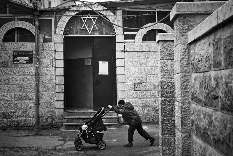 Jedna z fotografií Elišky Blažkové. Autorka na nich v Třebíči představí prostředí ultraortodoxní židovské komunity Izarele.