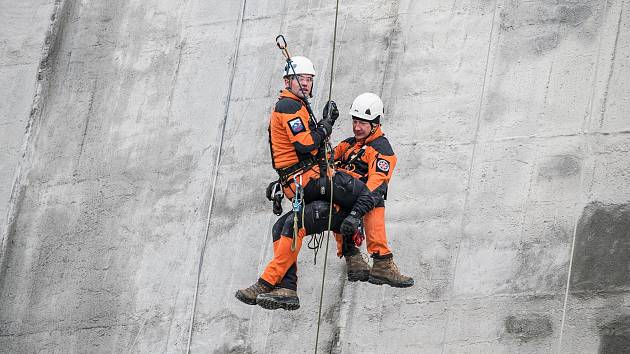 Celkem devět desítek hasičských lezců vycvičených na záchranu osob ve výškách nebo nad volnou hloubkou začalo procvičovat postupy pro společný zásah v prostředí elektrárny.