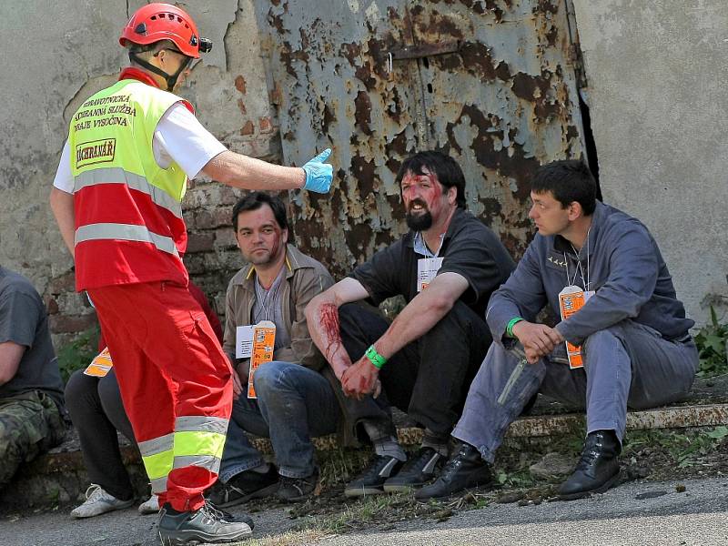 První pomoc jim poskytovali hasiči, tu odbornou pak několik sanitních vozů se záchranáři z třebíčské nemocnice.