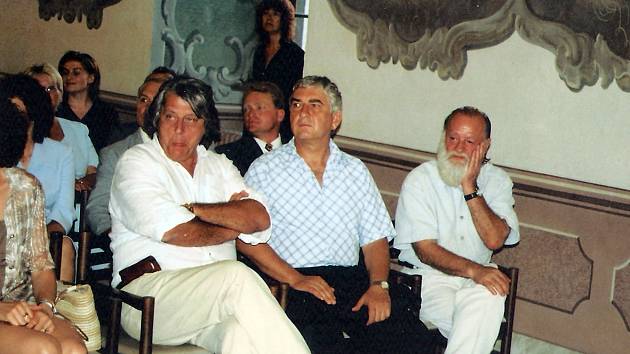 Třebíčští rodáci herci Miroslav Donutil (uprostřed) a Jiří Pecha (vpravo) sledují slavnostní ceremoniál. Jiří Pecha zemřel v roce 2019.
