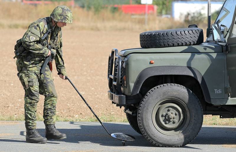 Scénářů cvičení Safeguard 2016 bylo několik. Vojáci a policisté museli například čelit ozbrojenému útoku teroristů z osobního vozidla a také z autobusu. Ve druhém scénáři navíc museli myslet i na rukojmí, které útočníci zadržovali.